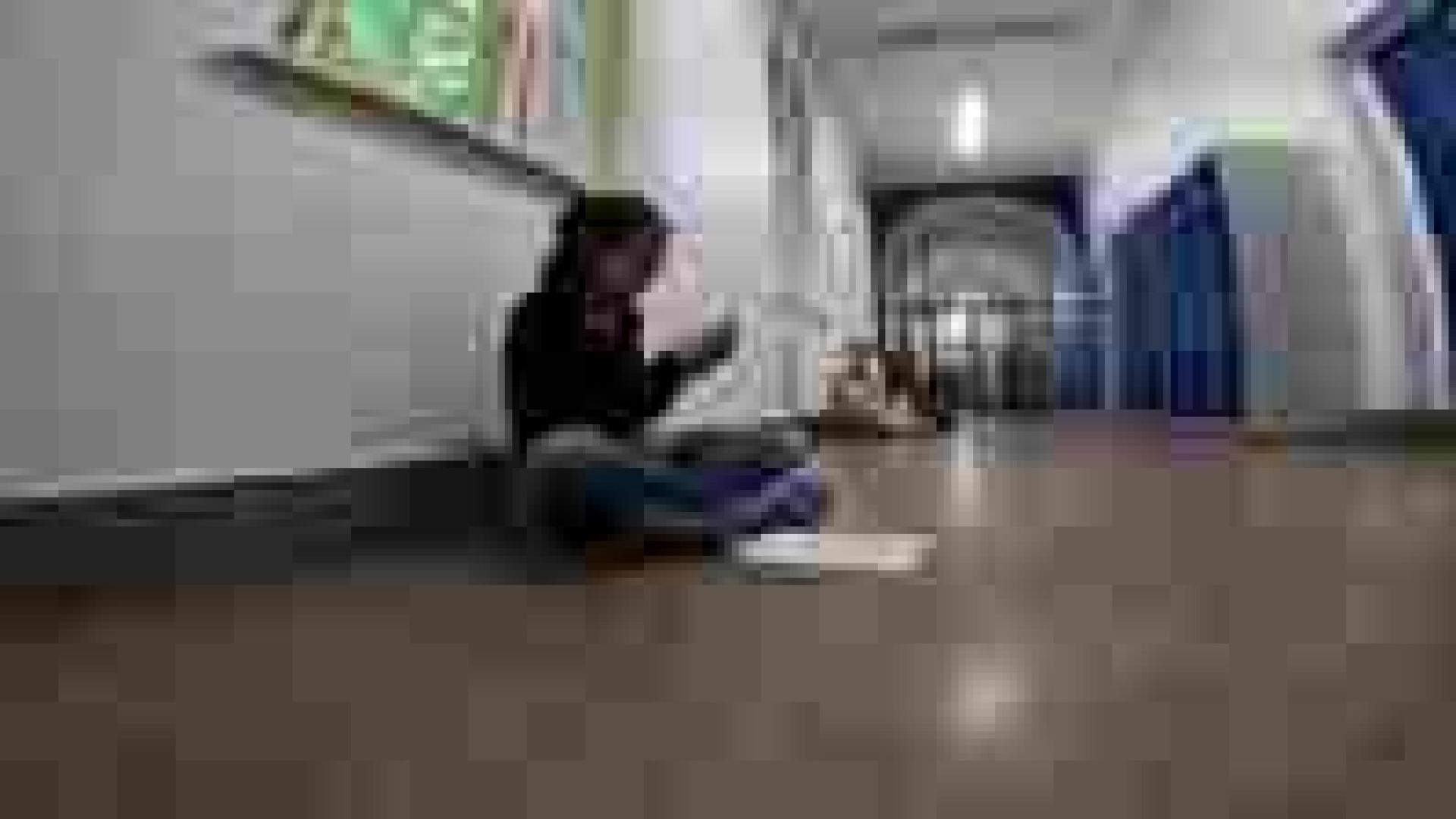 Schülerin nimmt Feedback-Sprachnachricht auf