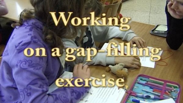Film 2 - Sequenz 7: Working on a gap-filling exercise