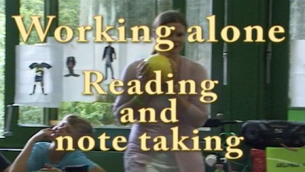 Film 5 - Sequenz 4: Working alone, reading and note taking