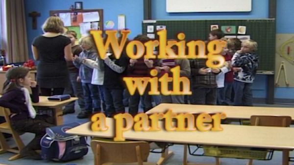 Film 1 - Sequenz 5: Working with a partner - Practising words in a double circle